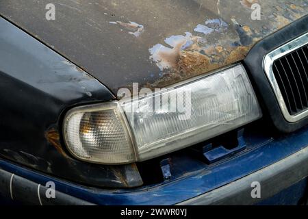 BRÜNN, TSCHECHISCHE REPUBLIK - 9. JULI: Beschädigtes rostiges Skoda Felicia-Auto mit repariertem Scheinwerfer in Brünn. Das Bild wurde am 29. Juli 2015 aufgenommen. Stockfoto