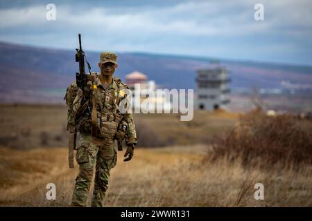 Sgt. Christopher Prograis vom 1. Bataillon, 6. Infanterieregiment, 2. Brigade-Kampfteam, 1. Panzerdivision, wartet auf seine Kampfkameraden während des Pre-Ranger-Kurses im Novo Selo Training Area (NSTA), Bulgarien, 14. Februar 2024. Im Rahmen des Pre-Ranger-Kurses wurden acht Tage lang die Fähigkeiten der Soldaten der Strike Brigade bewertet, die für den Erfolg an der Ranger-Schule und zur Verbesserung der Letalität auf dem Schlachtfeld erforderlich sind. Armee Stockfoto