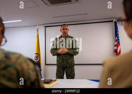 Infantería de Marina Colombiana (kolumbianisches Marinekorps) Brig. General Jorge Federico Torres Mora, Kommandeur der Infantería de Marina Colombiana, spricht bei der Abschlussbesprechung einer Arbeitsgruppe für Personalplanung in Bogotá, Kolumbien, am 2. Februar 2024. Die militärischen Beziehungen zwischen Kolumbien und den USA sind durch eine umfassende Zusammenarbeit gekennzeichnet, wobei das Marine Corps beider Nationen an kombinierten Ausbildungsübungen teilnimmt, die auf die Verbesserung der Interoperabilität und die Stärkung der regionalen Sicherheit abzielen. Marine Corps Stockfoto