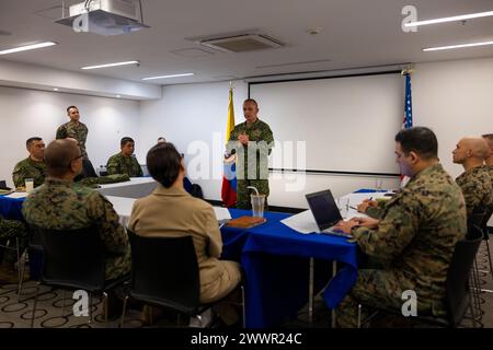 Infantería de Marina Colombiana (kolumbianisches Marinekorps) Brig. General Jorge Federico Torres Mora, Zentrum, Kommandant der Infantería de Marina Colombiana, spricht beim Abschlussbrief einer Arbeitsgruppe für Personalplanung in Bogotá, Kolumbien, 2. Februar 2024. Die Beziehungen zwischen Kolumbien und den Vereinigten Staaten bestehen aus diplomatischen, wirtschaftlichen und sicherheitspolitischen Dimensionen, wobei beide Nationen in Fragen wie Drogenkontrolle, Handel und regionale Stabilität zusammenarbeiten. Marine Corps Stockfoto