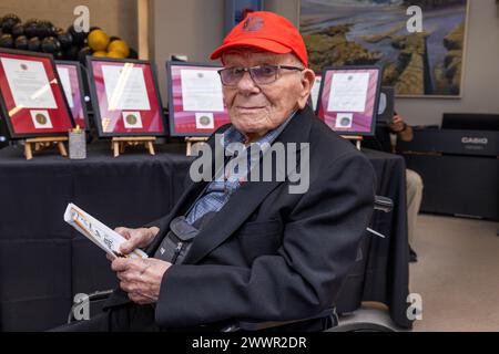 John Ruchalski, Bewohner des New Jersey Veterans Memorial Home in Paramus, New Jersey, ist einer der 10 Bewohner des Home, die vor kurzem ihren 100. Und in einem Fall ihren 105. Geburtstag am 29. Februar 2024 feierten. Während des Zweiten Weltkriegs diente Ruchalski vier Jahre lang als Flugzeugmechaniker im Asiatisch-Pazifischen Theater. Die vier Männer und sechs Frauen erhielten jeweils einen unterschriebenen Brief und eine Münze von Generalmajor Lisa J. Hou, D.O., Adjutant General von New Jersey, sowie Lob- und Empfehlungsurkunden des Bergen County und des Bergen County Board of Commissioners. (New Jersey National Guard Stockfoto