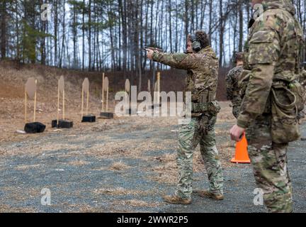 Die britischen Royal Marines führen Schießübungen mit dem Marine Corps Shooting Team während der Operation Longshot auf dem Pistolenstand der Marine Corps Base Quantico durch, 28. Februar 2024. Operation Longshot tauscht die Mitglieder der beiden Länder aus, um Schießtechniken auszutauschen, die Fähigkeiten jedes Mitglieds zu bewerten und eine Beziehung zwischen den beiden Diensten aufzubauen. Marine Corps Stockfoto