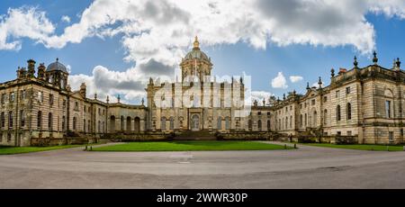 CASTLE HOWARD, YORK, GROSSBRITANNIEN - 23. MÄRZ 2024. Ein landschaftliches Panorama der Vorderfassade des Castle Howard Stately House in den Howardian Hills mit Sonnenschein Stockfoto