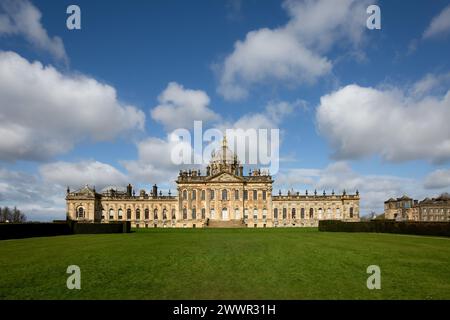 CASTLE HOWARD, YORK, GROSSBRITANNIEN - 23. MÄRZ 2024. Ein landschaftliches Panorama der Vorderfassade des Castle Howard Stately House in den Howardian Hills mit Sonnenschein Stockfoto