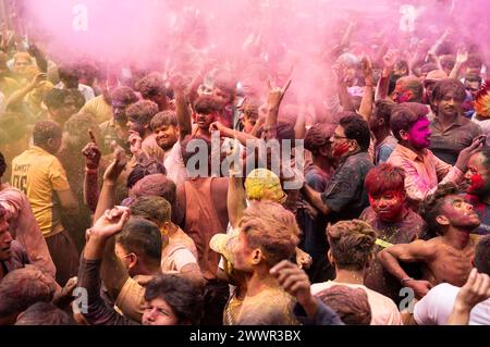 Guwahati, Assam, Indien. März 2024. Nachtschwärmer tanzen im Takt der Musik, während sie Holi auf einer Straße feiern, das Hindujahrsfest der Farben am 25. März 2024 in Guwahati, Assam, Indien. Holi, auch bekannt als Festival of Colors oder Festival of Spring, ist eines der lebhaftesten und fröhlichsten Festivals in Indien. Credit: David Talukdar/Alamy Live News Credit: David Talukdar/Alamy Live News Stockfoto