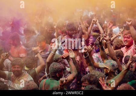 Guwahati, Assam, Indien. März 2024. Nachtschwärmer tanzen im Takt der Musik, während sie Holi auf einer Straße feiern, das Hindujahrsfest der Farben am 25. März 2024 in Guwahati, Assam, Indien. Holi, auch bekannt als Festival of Colors oder Festival of Spring, ist eines der lebhaftesten und fröhlichsten Festivals in Indien. Credit: David Talukdar/Alamy Live News Credit: David Talukdar/Alamy Live News Stockfoto
