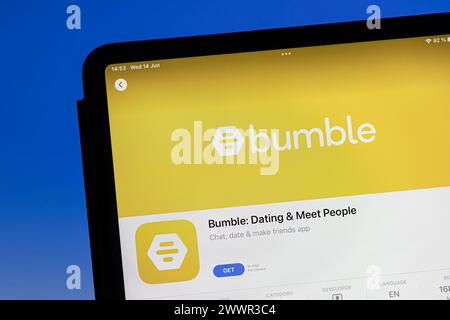 Ostersund, Schweden - 14. Juni 2023: Bumble-App auf einem ipad. Bumble ist eine Online-Dating- und Netzwerkanwendung. Stockfoto