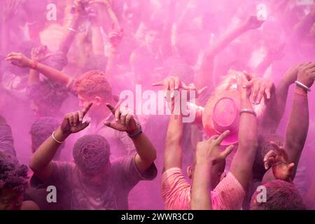 Guwahati, Assam, Indien. März 2024. Nachtschwärmer tanzen im Takt der Musik, während sie Holi auf einer Straße feiern, das Hindujahrsfest der Farben am 25. März 2024 in Guwahati, Assam, Indien. Holi, auch bekannt als Festival of Colors oder Festival of Spring, ist eines der lebhaftesten und fröhlichsten Festivals in Indien. Credit: David Talukdar/Alamy Live News Credit: David Talukdar/Alamy Live News Stockfoto