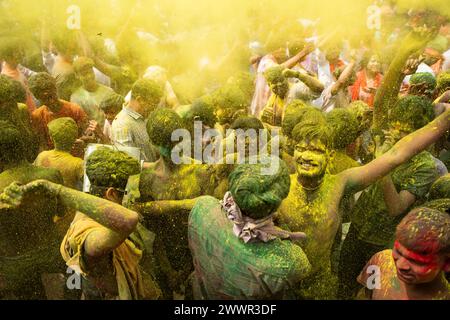 Guwahati, Assam, Indien. März 2024. Nachtschwärmer tanzen im Takt der Musik, während sie Holi auf einer Straße feiern, das Hindujahrsfest der Farben am 25. März 2024 in Guwahati, Assam, Indien. Holi, auch bekannt als Festival of Colors oder Festival of Spring, ist eines der lebhaftesten und fröhlichsten Festivals in Indien. Credit: David Talukdar/Alamy Live News Credit: David Talukdar/Alamy Live News Stockfoto