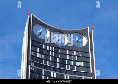 Windturbinen wurden in das Gebäude Strata SE1 in South London integriert. Fotografiert bei einer der seltenen Gelegenheiten, als sie in Betrieb waren! Stockfoto