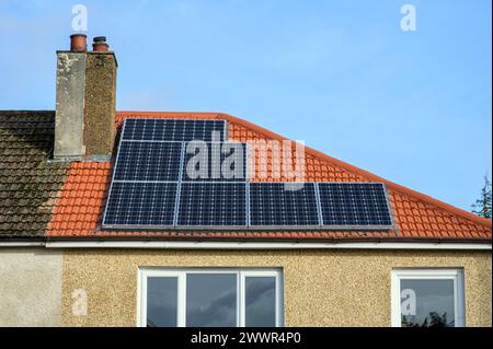 Solarpaneele nachträglich auf dem Dach eines älteren Hauses in Schottland, Großbritannien, Europa montiert Stockfoto