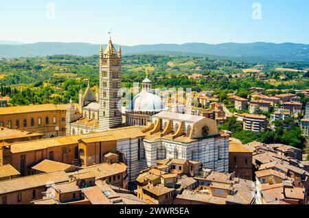 Metropolitan Kathedrale Santa Maria Himmelfahrt in Siena, auch bekannt als Duomo di Siena, Toskana, Italien, Europa. Luftaufnahme von Torre del Mangia. Stockfoto