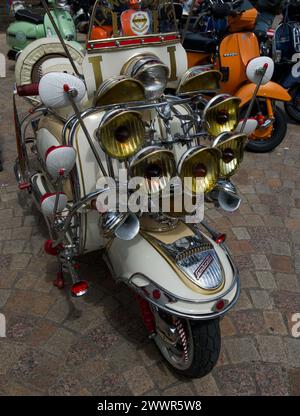 Scheinwerfer und Spots an einem Lambretta Roller im Mod-Stil Stockfoto