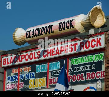 Geschlossener Laden in der Hauptstraße einer Küstenstadt Blackpool, farbenfrohe Witwen-Displays, die Blackpool Rock Production anzeigen Stockfoto