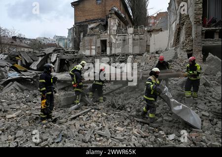 Kiew, Ukraine. März 2024. Rettungskräfte werden im zerstörten Gebäude nach einem Raketenangriff der russischen Armee gesehen. Die russische Armee schlug einen Raketenangriff auf Kiew an, als Folge der Bombardierung der Hauptstadt der Ukraine wurden 10 Menschen verletzt. (Foto: Sergei Chuzavkov/SOPA Images/SIPA USA) Credit: SIPA USA/Alamy Live News Stockfoto