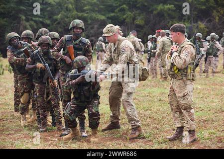 Soldaten der britischen Armee des 1st Battalion Irish Guards, Teil der 11th Security Force Brigade, unterweisen Militärmitglieder der Kenia Defence Forces während der gerechtfertigten Vereinbarung 2024 (JA24) im Trainingszentrum für Terrorismusbekämpfung und Stabilitätsoperationen in Nanyuki, Kenia, 26. Februar 2024. JA24 ist die größte Übung des U.S. Africa Command in Ostafrika, die vom 26. Februar bis zum 7. März stattfindet. Unter der Leitung der Southern European Task Force, Africa (SETAF-AF) der US-Armee und Gastgeber in Kenia wird die diesjährige Übung Personal und Einheiten aus 23 Nationen umfassen. Diese Mu Stockfoto