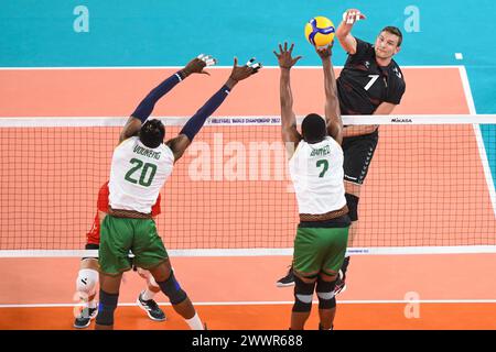 Christian Fromm (Deutschland), Ahmed Mbutngam, Christian Voukeng (Kamerun). Volleyball-Weltmeisterschaft 2022. Stockfoto