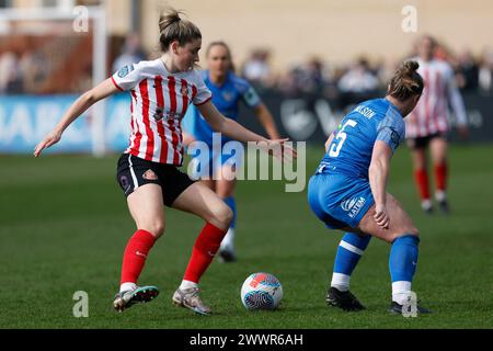 Emily Scarr aus Sunderland in Aktion mit Sarah Wilson der Durham Women's Championship beim FA Women's Championship-Spiel zwischen Sunderland Women und Durham Women FC in Eppleton CW, Hetton am Sonntag, den 24. März 2024. (Foto: Mark Fletcher | MI News) Credit: MI News & Sport /Alamy Live News Stockfoto