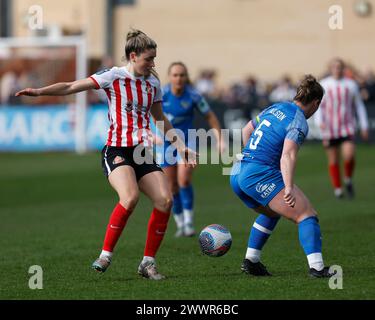 Emily Scarr aus Sunderland in Aktion mit Sarah Wilson der Durham Women's Championship beim FA Women's Championship-Spiel zwischen Sunderland Women und Durham Women FC in Eppleton CW, Hetton am Sonntag, den 24. März 2024. (Foto: Mark Fletcher | MI News) Credit: MI News & Sport /Alamy Live News Stockfoto