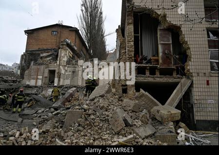 Kiew, Ukraine. März 2024. Rettungskräfte werden im zerstörten Gebäude nach einem Raketenangriff der russischen Armee gesehen. Die russische Armee schlug einen Raketenangriff auf Kiew an, als Folge der Bombardierung der Hauptstadt der Ukraine wurden 10 Menschen verletzt. (Foto: Sergei Chuzavkov/SOPA Images/SIPA USA) Credit: SIPA USA/Alamy Live News Stockfoto