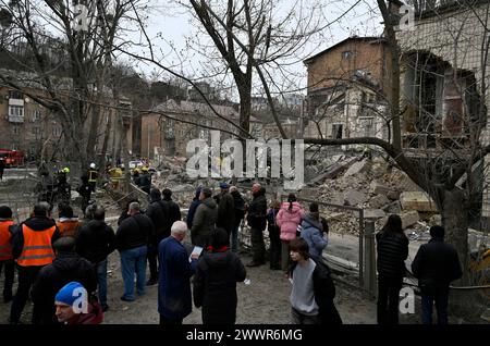 Kiew, Ukraine. März 2024. Die Leute sehen sich das zerstörte Gebäude an, nachdem die russische Armee einen Raketenangriff hatte. Die russische Armee schlug einen Raketenangriff auf Kiew an, als Folge der Bombardierung der Hauptstadt der Ukraine wurden 10 Menschen verletzt. (Foto: Sergei Chuzavkov/SOPA Images/SIPA USA) Credit: SIPA USA/Alamy Live News Stockfoto