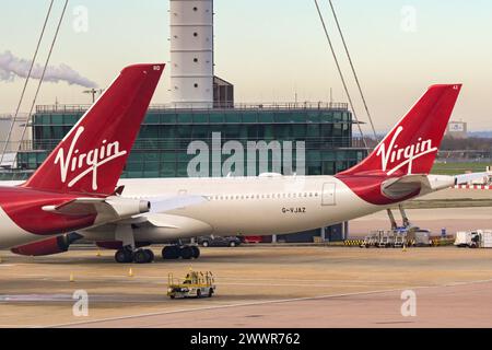 London, England, Großbritannien - 30. November 2023: Heckflossen von Virgin Atlantic Airways-Jets am Flughafen London Heathrow. Stockfoto