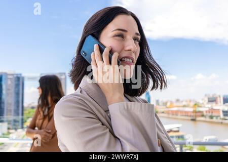 Eine Frau führt ein Gespräch auf ihrem Handy Stockfoto