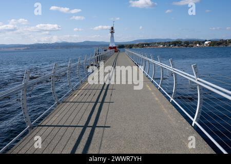 Leuchtturm am Ende eines Betondocks am Ogden Point, einem Tiefwasserhafen in der südwestlichen Ecke der Stadt Victoria, Stockfoto