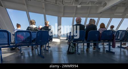 Sitzplätze auf der Fähre Coastal Celebration, Strait of Georgia, British Columbia, Kanada Stockfoto