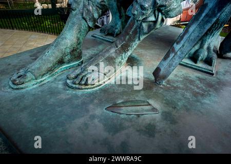 York Minster York England März 2024 die Statue von Konstantin dem Großen ist eine Bronzestatue, die den römischen Kaiser Konstantin I. auf einem Thron darstellt Stockfoto