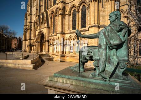 York Minster York England März 2024 die Statue von Konstantin dem Großen ist eine Bronzestatue, die den römischen Kaiser Konstantin I. auf einem Thron darstellt Stockfoto