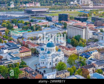 Blick aus der Vogelperspektive auf das neue Stadtzentrum von Kaunas mit St.. Michael, der Erzengel-Kirchensobor in der Mitte. Drohnenfoto Stockfoto