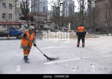 Kiew, Ukraine. März 2024. KIEW, UKRAINE – 25. MÄRZ 2024: Stadtarbeiter räumen die Trümmer im Bezirk Petscherskij weg, nachdem zwei russische Raketen, die von russischen Invasoren aus der vorübergehend besetzten Krim auf die ukrainische Hauptstadt gestartet wurden, von ukrainischen Luftverteidigungskräften über Kiew am Montagmorgen gegen 10:30 Uhr Ortszeit, Kiew, Hauptstadt der Ukraine, abgefangen wurden. Quelle: Ukrinform/Alamy Live News Stockfoto