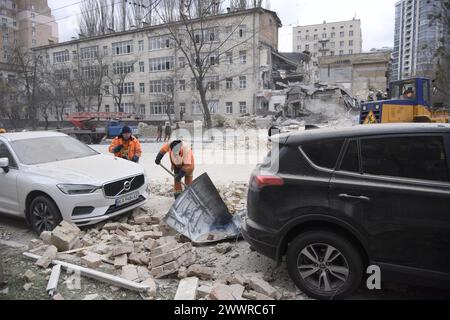 Kiew, Ukraine. März 2024. KIEW, UKRAINE – 25. MÄRZ 2024: Stadtarbeiter räumen die Trümmer im Bezirk Petscherskij weg, nachdem zwei russische Raketen, die von russischen Invasoren aus der vorübergehend besetzten Krim auf die ukrainische Hauptstadt gestartet wurden, von ukrainischen Luftverteidigungskräften über Kiew am Montagmorgen gegen 10:30 Uhr Ortszeit, Kiew, Hauptstadt der Ukraine, abgefangen wurden. Quelle: Ukrinform/Alamy Live News Stockfoto