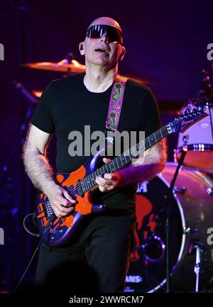 Pompano Beach FL, USA. März 2024. Joe Satriani tritt während der Satch/Vai Tour am 23. März 2024 im Pompano Beach Amphitheater in Pompano Beach, Florida auf. Quelle: Mpi04/Media Punch/Alamy Live News Stockfoto