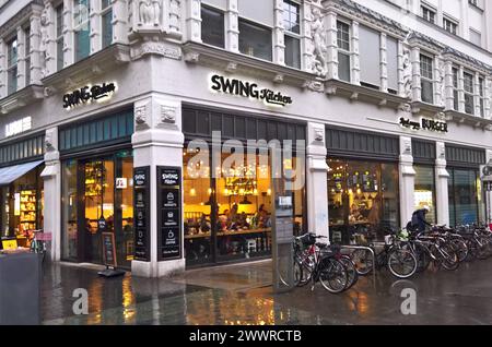 Swing Kitchen, Gastronomie in Leipzig seit Ende Januar 2024. Swing Kitchen ist ein Restaurant mit 100 Prozent veganem und umweltfreundlichem Fast Food. Neben Wien, Innsbruck und Berlin ist Leipzig der vierte Standort des Unternehmens für vegane Küche *** Swing Kitchen, Gastronomie in Leipzig seit Ende Januar 2024 ist Swing Kitchen ein Restaurant mit 100 Prozent veganem und umweltfreundlichem Fast Food neben Wien, Innsbruck und Berlin. Leipzig ist der vierte Standort der veganen Küche des Unternehmens Stockfoto