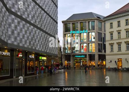 Primark in Leipzig. Primark ist ein international tätiger Textil-Discounter mit Hauptsitz in Dublin in der Republik Irland. In Primark-Filialen, die in der Regel mehrere Tausend Quadratmeter Verkaufsfläche bieten, werden Textilien, Schuhe und Accessoires für Damen, Herren und Kinder sowie Artikel für den Wohnbedarf und Kosmetik zu niedrigen Preisen verkauft *** Primark in Leipzig Primark ist ein internationaler Discounter-Bekleidungshändler mit Hauptsitz in Dublin in der Republik Irland Primark Stores, die in der Regel mehrere tausend Quadratmeter Verkaufsfläche anbieten, Textilien, Schuhe und andere Produkte verkaufen Stockfoto