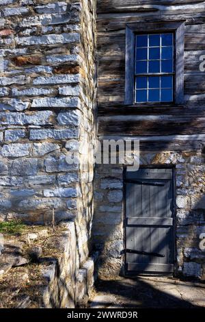 Nahaufnahme eines Abschnitts eines alten Gebäudes aus Stein und Holz. Stockfoto