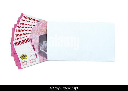 Indonesische Rupiah. Weißer Umschlag mit 100.000 IDR in bar isoliert auf weißem Hintergrund Stockfoto