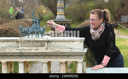 In zwei Stunden um die Welt eine Weltreise in zwei Stunden lässt sich wieder ab Gründonnerstag in der Miniwelt im sächsischen Lichtenstein erleben.bis die Sehenswürdigkeiten betrachtenswert sind gibt es noch etwas Arbeit. Über 100 nationale und internationale Sehenswürdigkeiten unserer Weltkugel sind auf 4,5 Hektar zu erleben. Alle im Maßstab 1:25 erbaut und daher wunderbar direkt untereinander vergleichbar. Die Dresdner Frauenkirche mit einer Höhe von 3,72 Metern überragt zum Beispiel den Schiefen Turm zu Pisa 2,19 Meter und das Voelkerschlachtdenkmal in Leipzig 3,45 Meter hoch. Weithin sicht Stockfoto