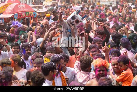 25. März 2024: Die Nachtschwärmer tanzen im Takt der Musik, während sie Holi auf einer Straße feiern, das hinduistische Frühlingsfest der Farben am 25. März 2024 in Guwahati, Assam, Indien. Holi, auch bekannt als Festival of Colors oder Festival of Spring, ist eines der lebhaftesten und fröhlichsten Festivals in Indien. (Kreditbild: © David Talukdar/ZUMA Press Wire) NUR REDAKTIONELLE VERWENDUNG! Nicht für kommerzielle ZWECKE! Stockfoto