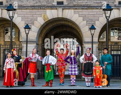 Traditionelle Tänzer in nationaler Tracht starten das Granatapfelfestival in Edinburgh, Schottland, Großbritannien Stockfoto