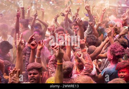 25. März 2024: Die Nachtschwärmer tanzen im Takt der Musik, während sie Holi auf einer Straße feiern, das hinduistische Frühlingsfest der Farben am 25. März 2024 in Guwahati, Assam, Indien. Holi, auch bekannt als Festival of Colors oder Festival of Spring, ist eines der lebhaftesten und fröhlichsten Festivals in Indien. (Kreditbild: © David Talukdar/ZUMA Press Wire) NUR REDAKTIONELLE VERWENDUNG! Nicht für kommerzielle ZWECKE! Stockfoto