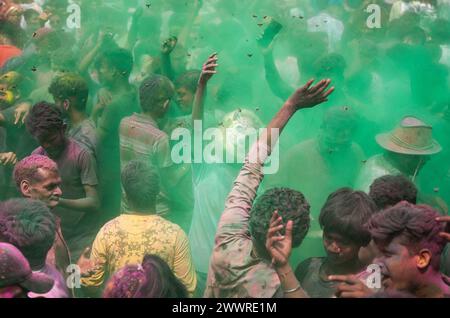 25. März 2024: Die Nachtschwärmer tanzen im Takt der Musik, während sie Holi auf einer Straße feiern, das hinduistische Frühlingsfest der Farben am 25. März 2024 in Guwahati, Assam, Indien. Holi, auch bekannt als Festival of Colors oder Festival of Spring, ist eines der lebhaftesten und fröhlichsten Festivals in Indien. (Kreditbild: © David Talukdar/ZUMA Press Wire) NUR REDAKTIONELLE VERWENDUNG! Nicht für kommerzielle ZWECKE! Stockfoto