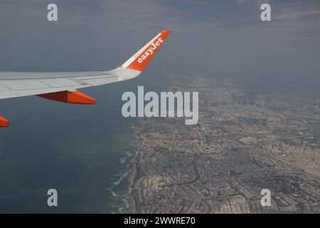 Ein Easyjet-Flugzeugflügel, der während des Frühlings in Israel über die grüne Landschaft fliegt Stockfoto