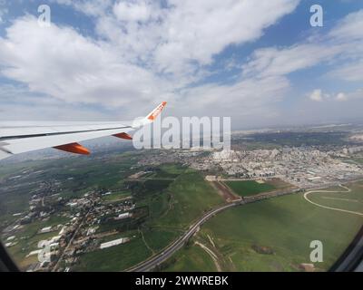 Ein Easyjet-Flugzeugflügel, der während des Frühlings in Israel über die grüne Landschaft fliegt Stockfoto