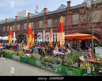 Die Leute, die in der Sonne trinken und Spaß haben in der Berliner Kneipe in Deutschland Stockfoto