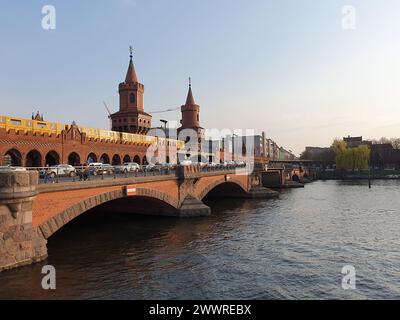 Über den Fluss erstreckt sich eine Brücke mit Ziegelbögen Stockfoto