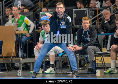 Jaron Siewert (Fuechse Berlin - Trainer), Anweisung, dirigiert sein Team, Fuechse Berlin vs HBW Balingen-Weilstetten, HBL, Handball, 26. Spieltag, Ma Stockfoto