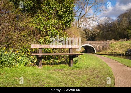 Ein HDR-Landschaftsbild des Leeds- und Liverpool-Kanals um die Greenberfield Locks, Barnoldswick. Der höchste Punkt des Kanals. 24. März 2024 Stockfoto